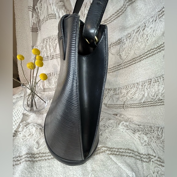 💎 Louis Vuitton Black Epi Cluny Shoulder Bag 💎 - Picture 6 of 12
